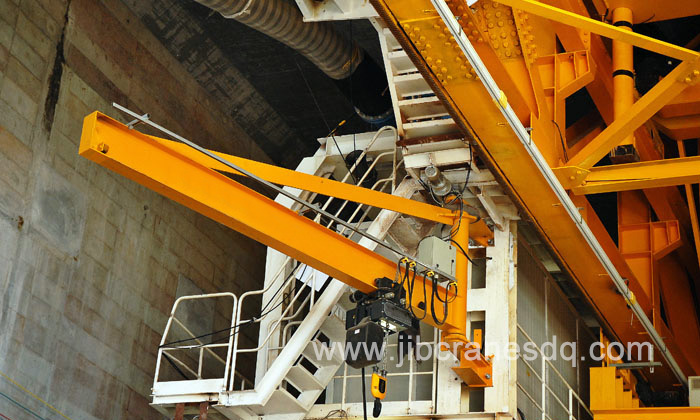 Wall mounted slewing jib crane