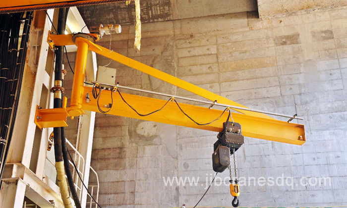Wall mounted slewing jib crane