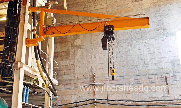 Wall mounted slewing jib crane